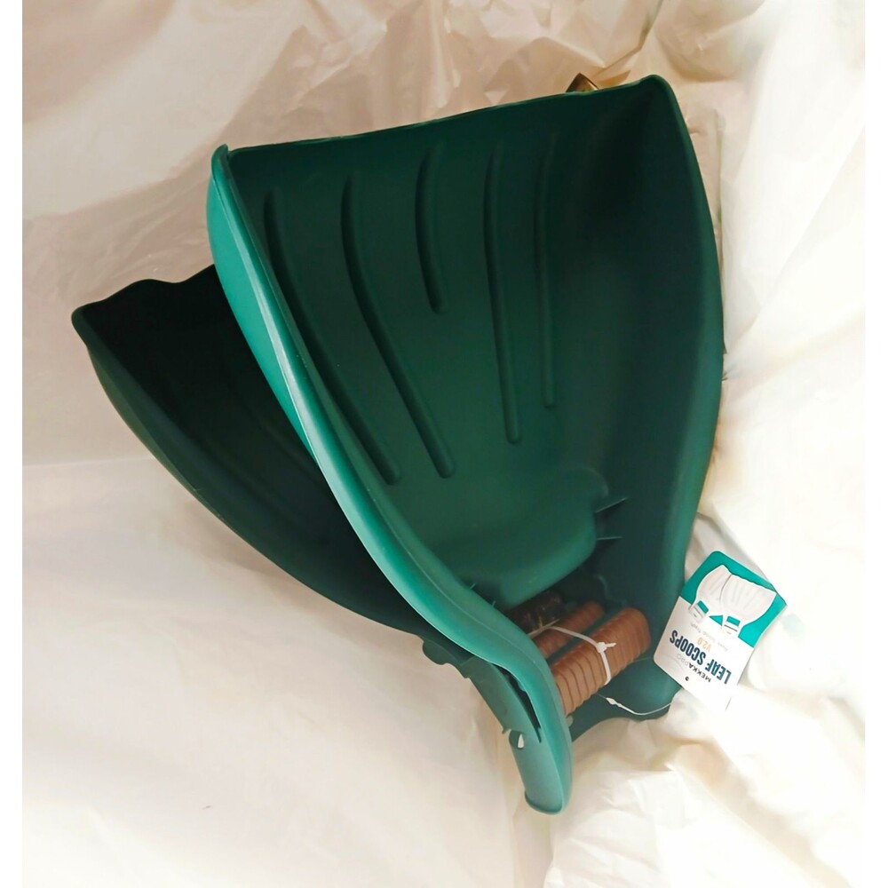 Mekkapro Leaf Scoops V2.0 Ergonomic Grip Plastic Green Pair Hand Rakes